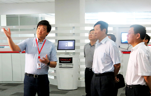 趙建才參觀云和數(shù)據(jù)公司